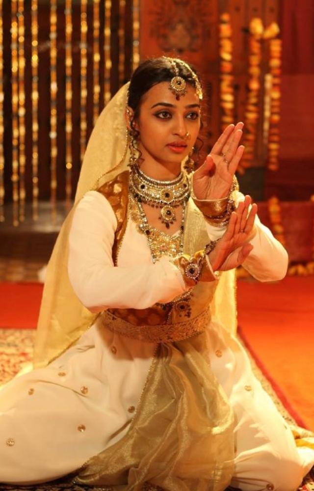 While Radhika Apte learned contemporary dance form in London, she is also a trained Kathak dancer